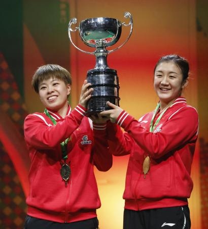 　女子ダブルスで優勝した中国の陳夢（右）、王芸迪組＝ダーバン（共同）