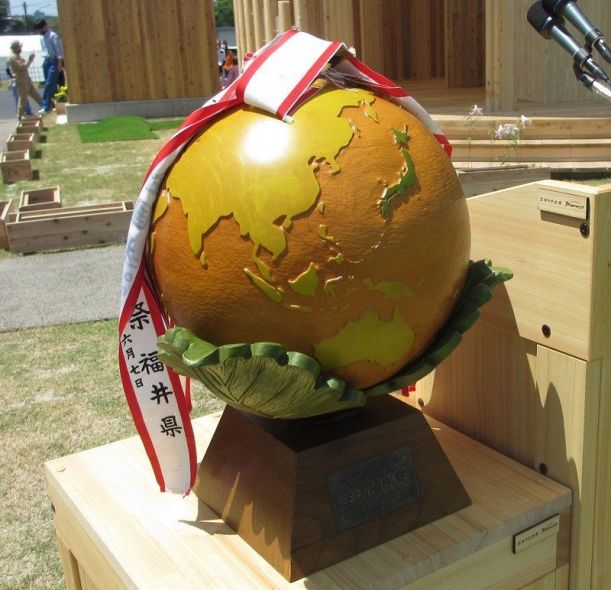 ８月から岡山県内全市町村で巡回展示される木製地球儀