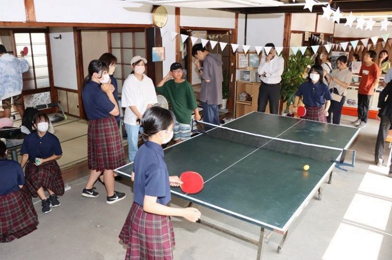 オープンした「ユースセンターまぁぶる」で卓球を楽しむ中学生ら