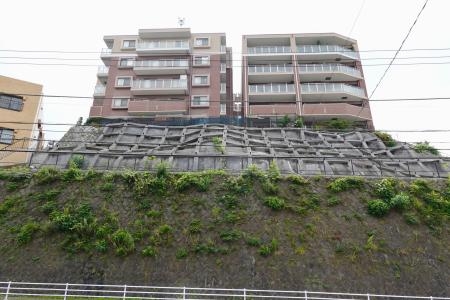 　神奈川県逗子市のマンション斜面崩落事故現場の現在の様子＝２３日