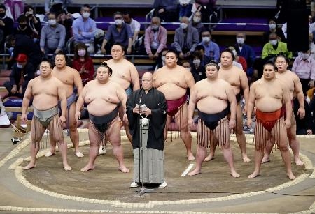 　昨年１１月の大相撲九州場所初日の協会あいさつ。三役以上が並んだ＝福岡国際センター