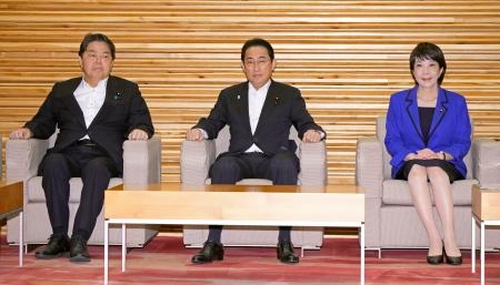 　閣議に臨む（左から）林外相、岸田首相、高市経済安保相＝１３日午前、首相官邸