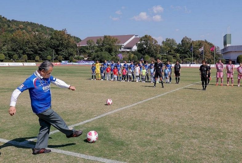 試合前のセレモニーで、ピッチにボールを蹴り入れる吉村市長（左手前）
