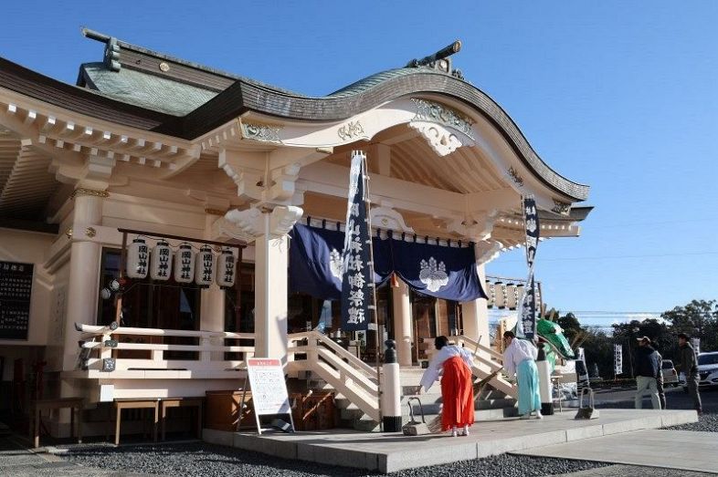 境内を掃き清めて迎春準備を整える岡山神社