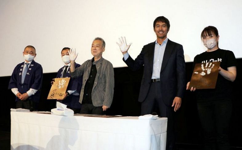 岡山ロケの記念として備前焼に手形を刻んだ阿部さん（右から２人目）と瀬々監督（同３人目）