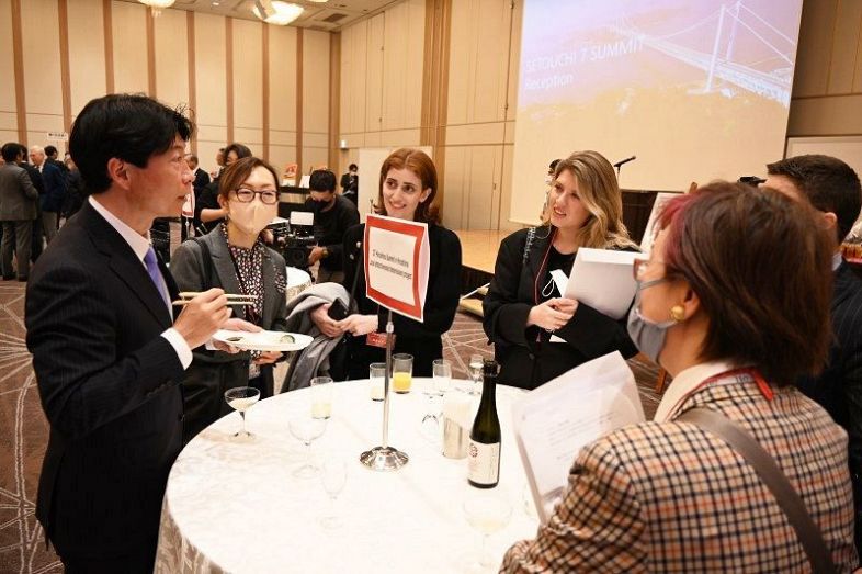 地酒などを楽しむ海外メディアと交流する伊原木県知事（左端）