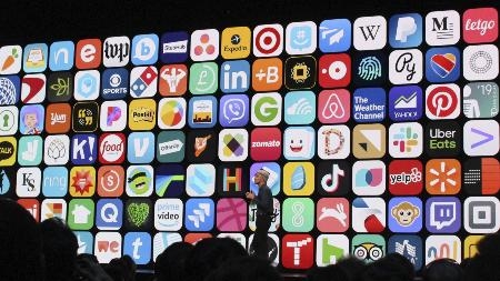　米アップルの開発者会議で映し出されたアプリのアイコン＝２０１９年６月、サンノゼ（共同）