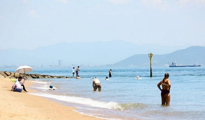 今年初の熱中症警戒アラートが発令される中、海で遊ぶ人々＝玉野市の渋川海水浴場