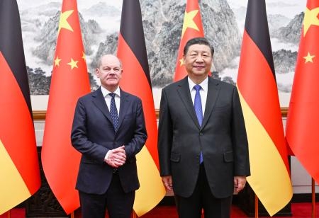 　ドイツのショルツ首相（左）と写真に納まる中国の習近平国家主席＝１６日、北京の釣魚台迎賓館（新華社＝共同）