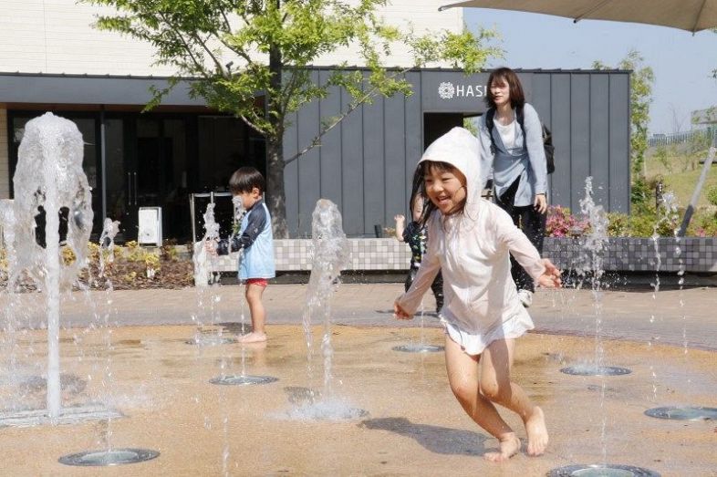噴水で遊ぶ子どもたち＝ブランチ岡山北長瀬