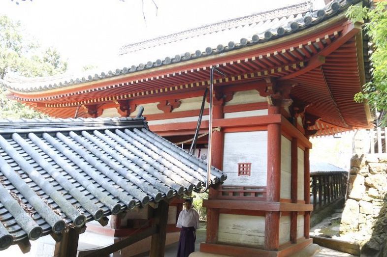 塗装の色あせや傷が目立つ吉備津神社の南随神門