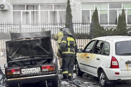 　３月、ロシア・ベルゴロドで、ウクライナ側の攻撃によって破壊された車両近くで作業する人たち（ベルゴロド州知事の通信アプリから・ＡＰ＝共同）