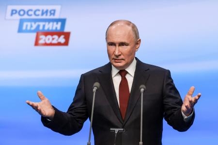 　選対本部でスピーチするプーチン大統領＝１７日、モスクワ（タス＝共同）