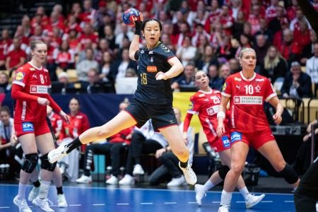 　ハンドボール女子世界選手権２次リーグのデンマーク戦でシュートを放つ松本ひかる＝７日、ヘアニング（ＡＰ＝共同）