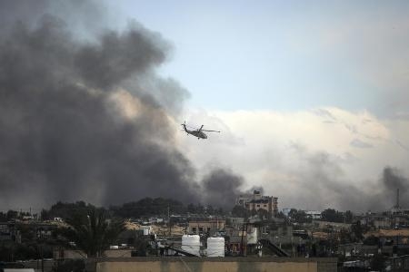 　２月、ガザ地区南部ハンユニス上空を飛ぶイスラエル軍のヘリコプター（ＡＰ＝共同）