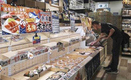 　日本産の水産物も扱うスーパーで買い物をする客＝８月１８日、香港