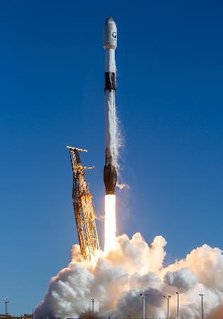 　１日、米カリフォルニア州の基地で打ち上げられた韓国初の軍事偵察衛星を搭載したロケット（スペースＸ提供、共同）