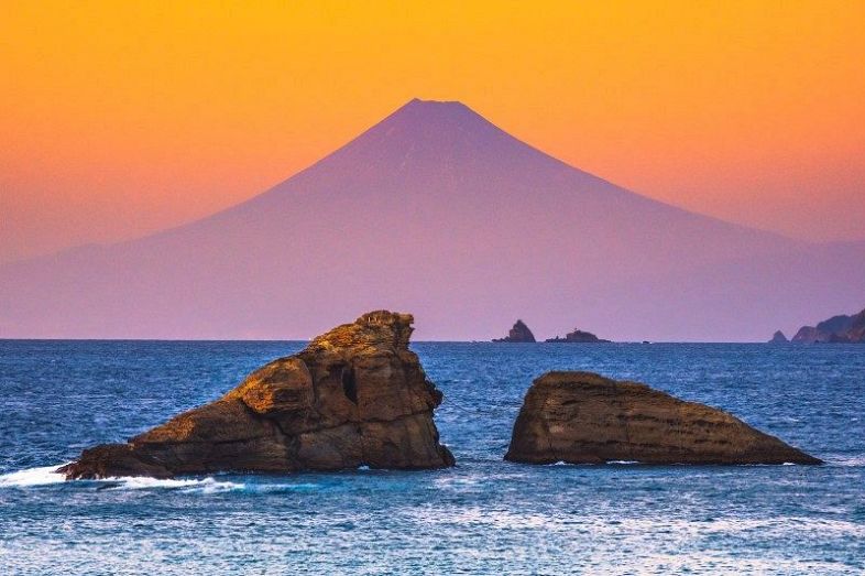 夕焼け色に染まった富士山＝木村琢磨さん撮影