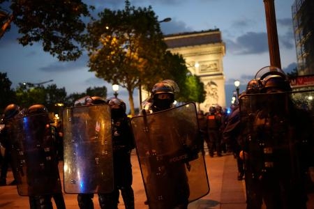 　１日、フランス・パリの凱旋門近くで警戒に当たる警官隊（ＡＰ＝共同）