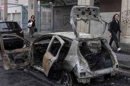 　警察官による少年射殺への抗議が続いたフランス・パリ郊外で、燃やされ焦げた車＝１日（ゲッティ＝共同）