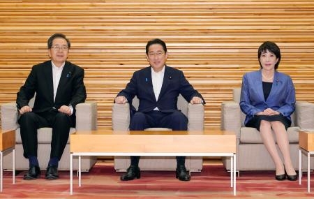 　閣議に臨む（左から）斉藤国交相、岸田首相、高市経済安保相＝２０日午前、首相官邸