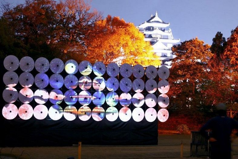 和傘の“スクリーン”に投影されたプロジェクションマッピング＝岡山市・後楽園