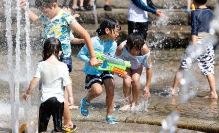 　厳しい暑さの中、噴水で遊ぶ子どもたち＝２９日午後、大阪市
