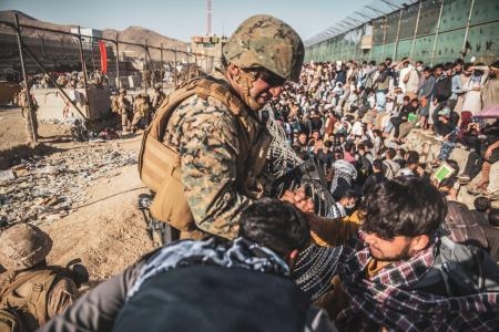 　２０２１年８月、アフガニスタン・カブールの空港で、退避を希望するアフガン市民らに対応する米海兵隊員（ロイター＝共同）