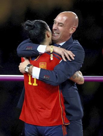　サッカーの女子ワールドカップで優勝したスペインのエルモソ選手（左）を抱擁する同国サッカー連盟会長のルビアレス氏＝８月２０日、シドニー（ロイター＝共同）