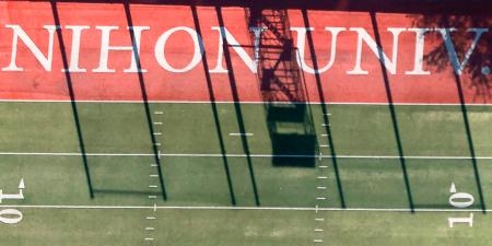 　日本大アメリカンフットボール部が使用するグラウンドに書かれた同大のロゴ＝２９日午前、東京都世田谷区（共同通信社ヘリから）