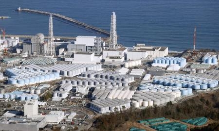 　東京電力福島第１原発の敷地内に並ぶ処理水の保管タンク＝１月