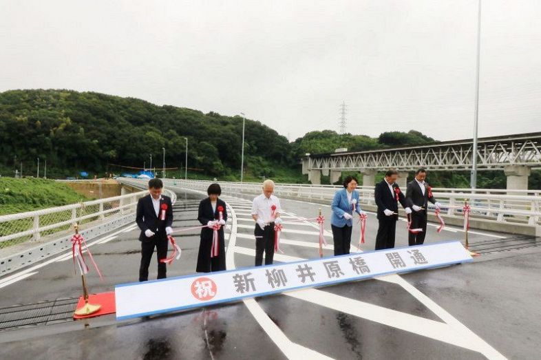 テープカットで新柳井原橋の開通を祝う伊東市長（右から３人目）ら