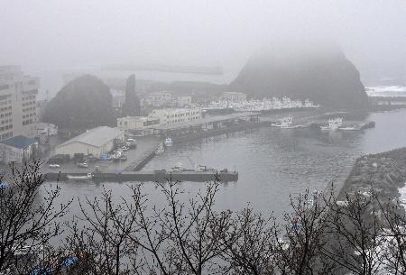 　観光船沈没事故から２年となったウトロ漁港＝２３日早朝、北海道斜里町