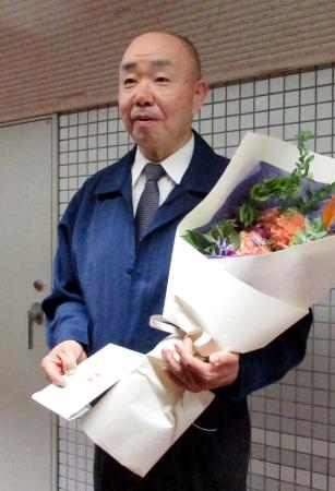 　報道陣から贈られた花束を手にする花籠親方。４月に日本相撲協会の定年を迎える＝２１日、エディオンアリーナ大阪