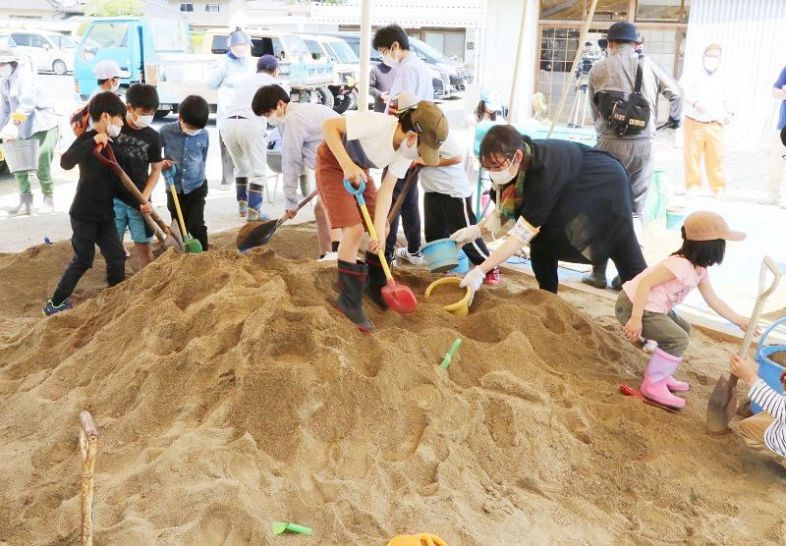 砂場を再整備して子どもたちの遊び場を復活させる参加者