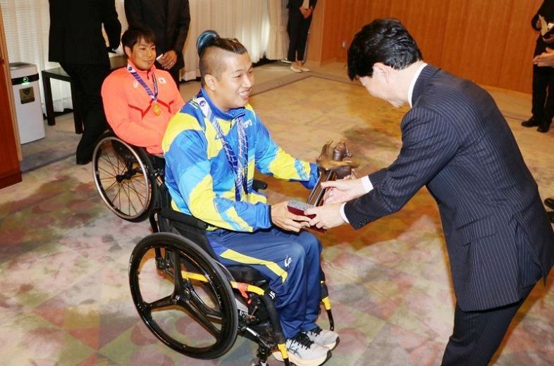 佐藤、生馬選手に県特別顕賞贈る　世界パラ陸上車いすで金メダル