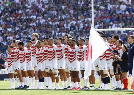 　試合前、国歌斉唱する日本代表＝１０日、トゥールーズ