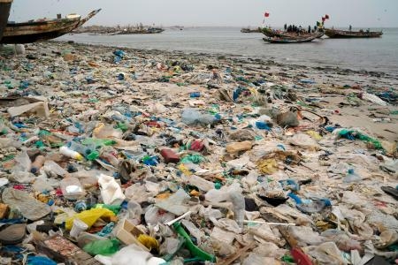 　セネガルの首都ダカールの海岸を覆うプラスチックごみ＝２０２２年１１月（ＡＰ＝共同）