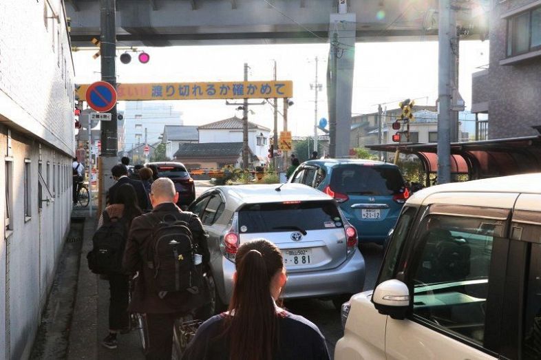 国の「改良すべき踏切道」に指定されている北方第一踏切。朝のピーク時は列車の通過を待つ車や歩行者、自転車で混雑する＝１０月下旬