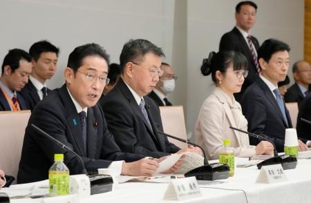 　こども未来戦略会議で発言する岸田首相（左端）＝１１日午後、首相官邸