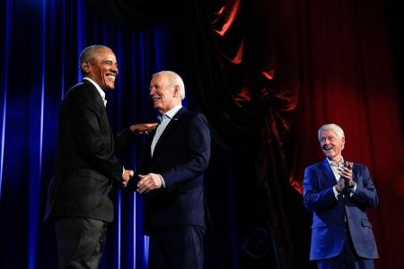 　米ニューヨークで集会に参加する（左から）オバマ元大統領、バイデン大統領、クリントン元大統領＝２８日（ロイター＝共同）