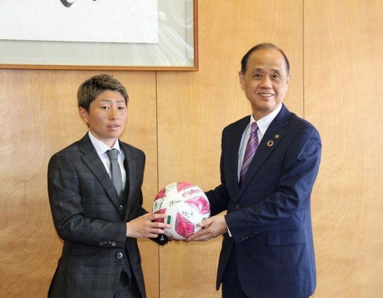 大森市長（右）へサイン入りのサッカーボールを贈る横山主将