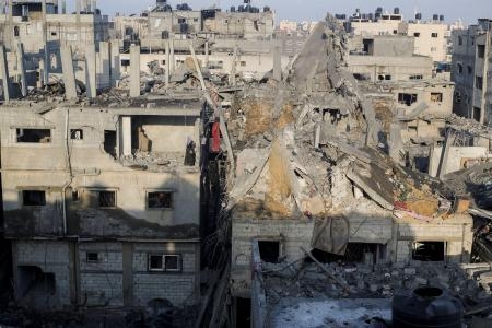 　６日、イスラエル軍の空爆で破壊された建物＝パレスチナ自治区ガザ南部ハンユニス（ロイター＝共同）