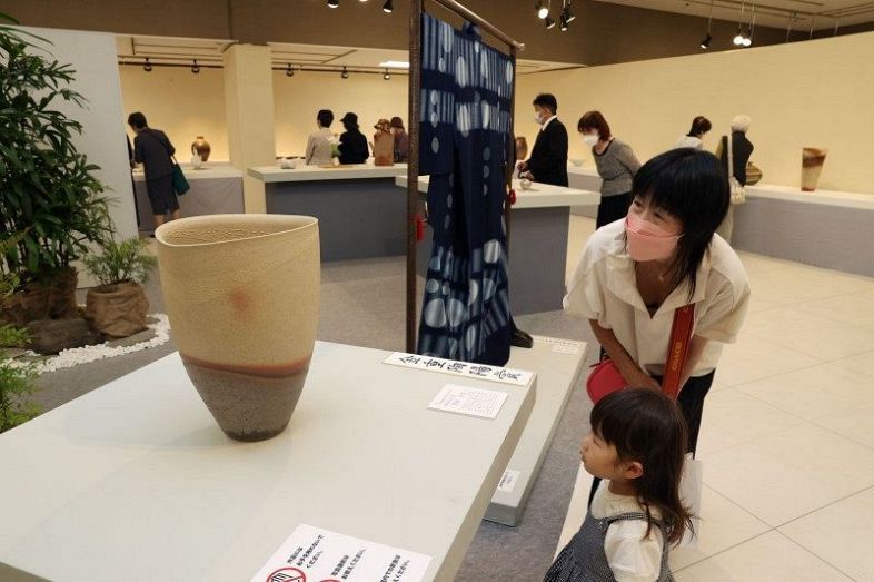 研ぎ澄ました技と感性の美　岡山で日本伝統工芸中国展開幕