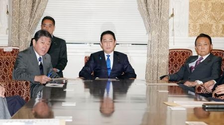 　自民党役員会に臨む（左から）茂木幹事長、岸田首相、麻生副総裁＝１９日午後、国会