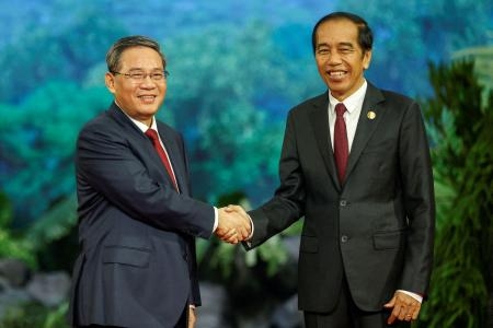 　中国の李強首相（左）を出迎えるＡＳＥＡＮ議長国インドネシアのジョコ大統領＝６日、ジャカルタ（ロイター＝共同）