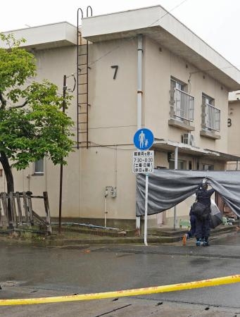 　女性の遺体が発見されたアパート＝６日午前、福岡県水巻町