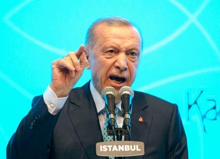 　トルコ与党の集会で演説するエルドアン大統領＝２６日、トルコ・イスタンブール（共同）