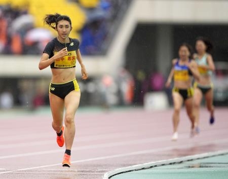 　女子１５００メートルでゴールする田中希実。４分７秒４９で４連覇した＝神戸ユニバー記念競技場