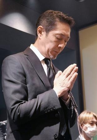 　母の三回忌法要で手を合わせる被害者の会会長の瀬下雄史さん＝２７日、横浜市